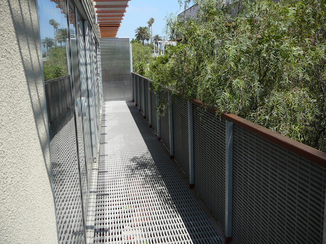 Balcón de Rejilla Pultruida, Plástico Reforzado con Fibra de Vidrio, F R P, P R F V, G R P, Gris Claro, Arquitectura Comercial